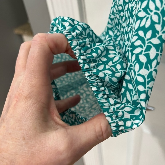 Cezele greek long sleeve with small leaf print throughout size small - Picture 5 of 6